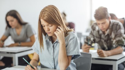 Elevi de liceu care susţin bacalaureatul