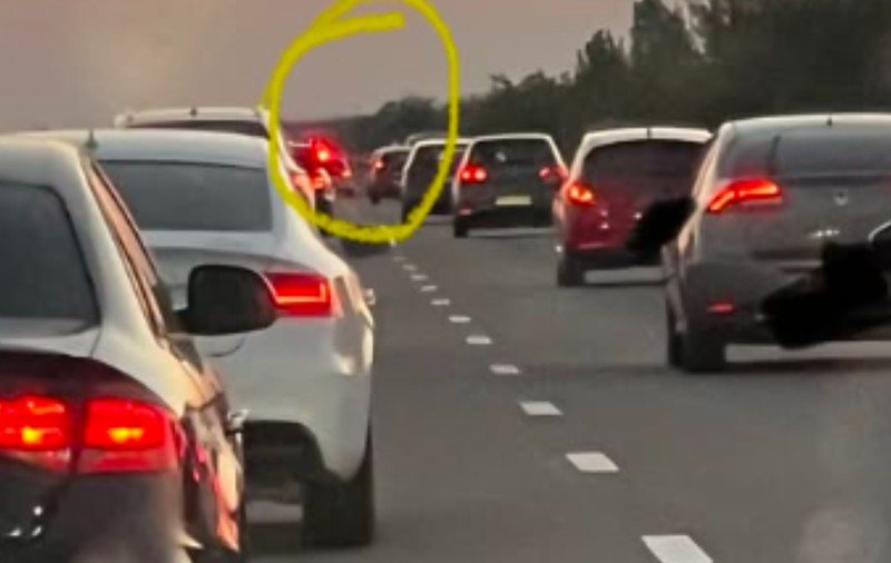 Polițiștii au folosit o autospecială ca antemergător pe autostrada A2 ca să deblocheze traficul spre București. Sute de șoferi au mers cu 80 km/h