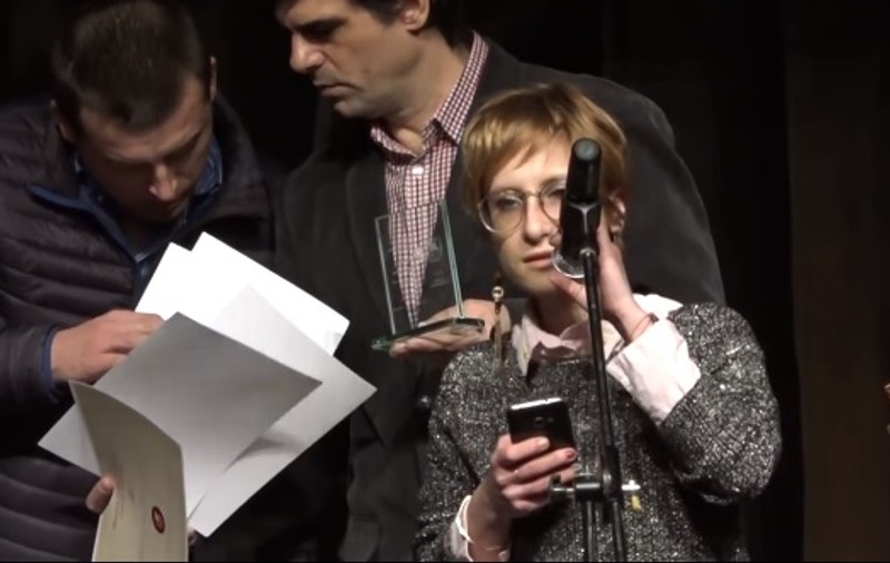 Scandal la gala „Mihai Eminescu”. Poeta Medeea Iancu: ” Îţi introduc penisul meu lung şi negru în pântec, România” VIDEO