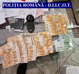 O parte din sumele de bani descoperite în locuințele suspecților de trafic de droguri FOTO DIICOT Galați