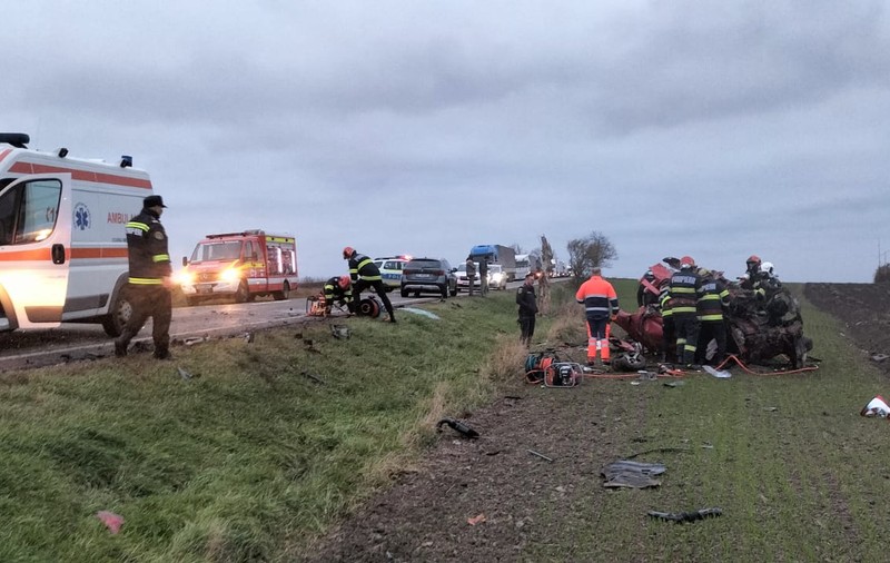 Cinci morți într-o mașină distrusă într-un accident la Grănicești, în Suceava. Un copil, printre victime