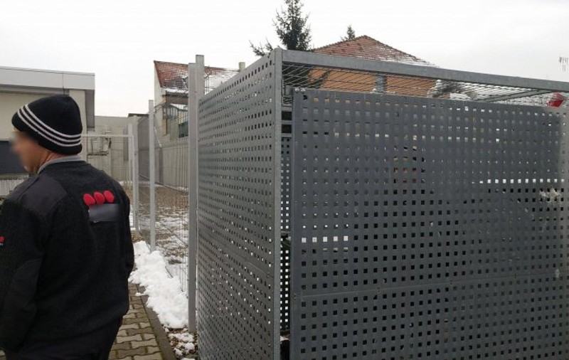 Paznicii unui supermarket din Satu Mare au sechestrat o persoană și au închis-o într-o cușcă