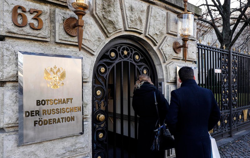 Diplomat rus, găsit mort în fața ambasadei din Berlin, după ce a căzut de la fereastră