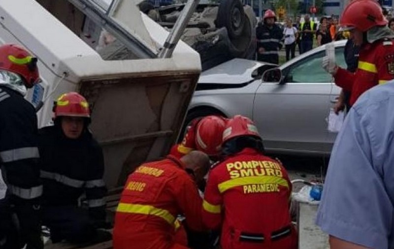 Accident grav în Capitală. Un bărbat a fost rănit, după ce două mașini s-au ciocnit puternic în parcarea unui mall
