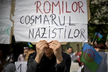 Un bărbat ține în mână un afiș cu mesajul "Rezistența Romilor, Coșmarul Nazistilor", 16 mai 2017. Foto ANDREEA ALEXANDRU / MEDIAFAX FOTO/EPA