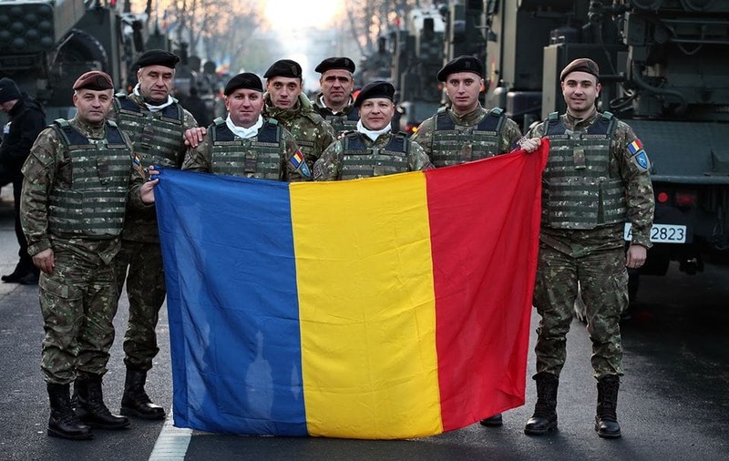 Armata îndeamnă la solidaritate: "Românii să arboreze drapelul la ferestre"