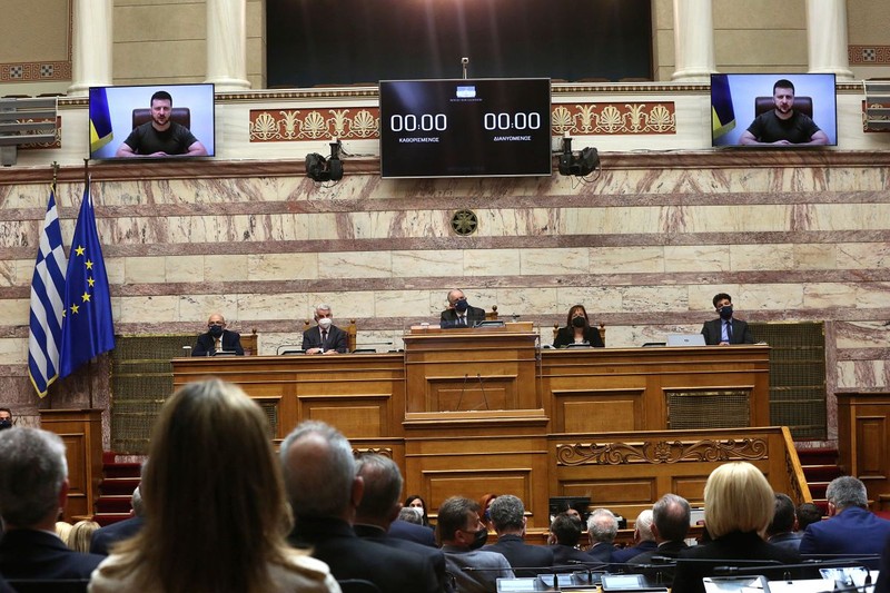 Președintele Ucrainei, Volodimir Zelenski, s-a adresat, prin videoconferință, parlamentarilor și guvernului elen în Parlamentul Greciei. | Foto: EPA