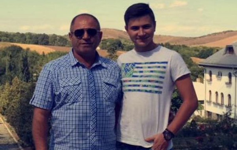 VIDEO EXCLUSIV/Și acasă e tot fermier cu mână de fier! Nea Rață i-a luat fiului său cadou de majorat ...un tractor