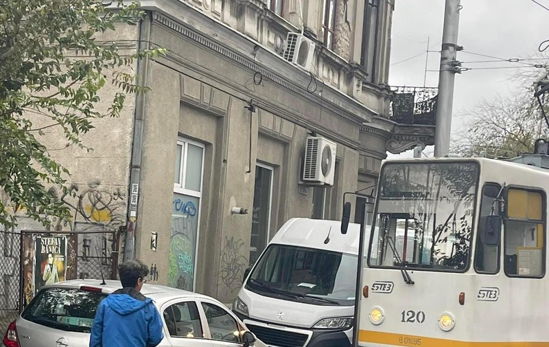 O mașină parcată greșit a blocat tramvaiul 16 în București