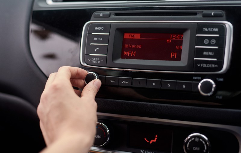 Aparatele radio din mașinile mai vechi de 2020 ar putea înceta să funcționeze curând, într-o țară europeană: „Sfârșitul erei FM”