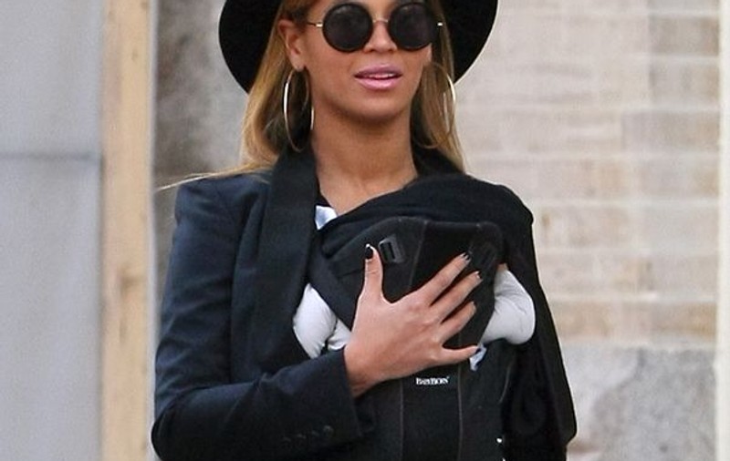 Ce mamă cool e Beyonce! Uite-o cum se îmbracă atunci când își scoate fiica la plimbare!