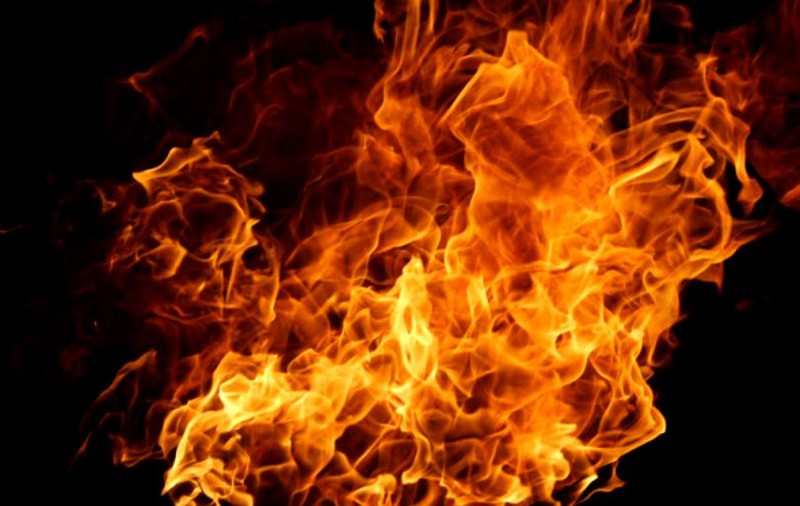 I-au dat foc unui bărbat care le-a cerut să nu se mai drogheze lângă casa lui
