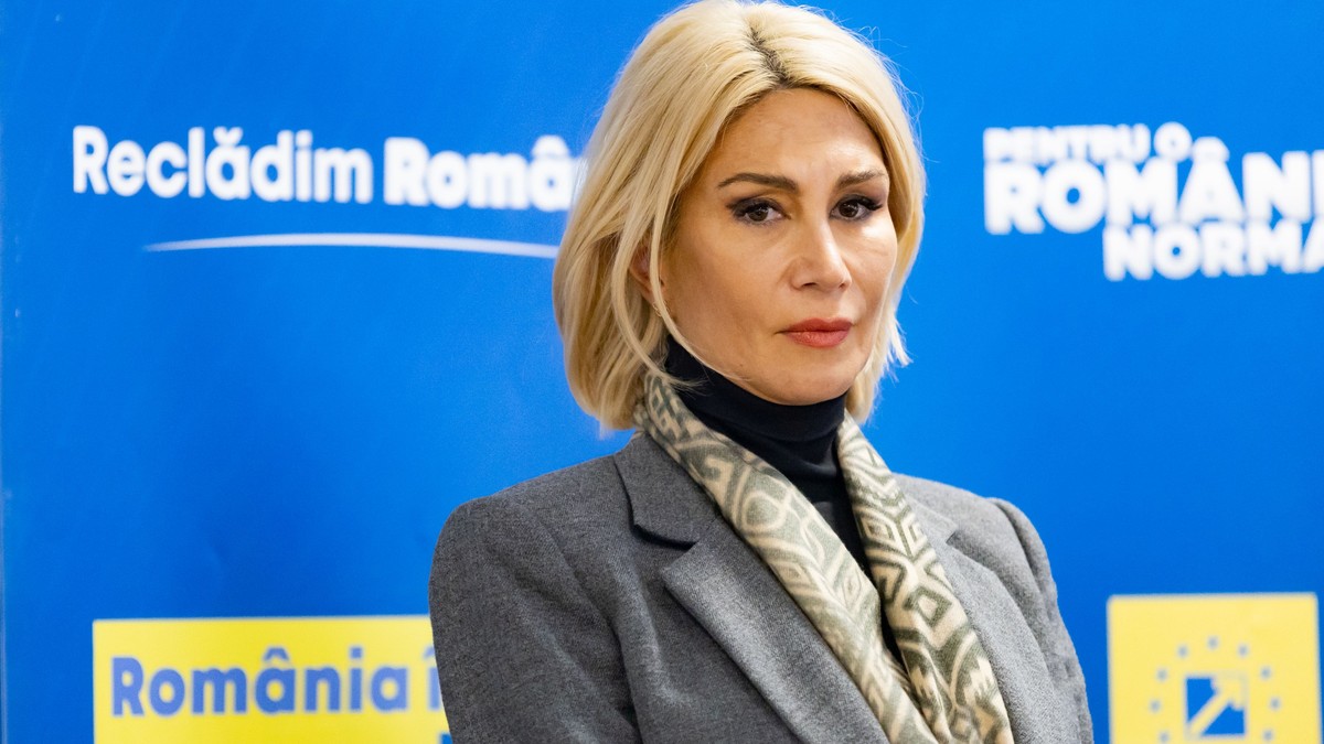 Raluca Turcan, ministrul Culturii, participa la o conferinta de presa, luni, 13 noiembrie 2023, la Sibiu. OVIDIU MATIU / MEDIAFAX FOTO
