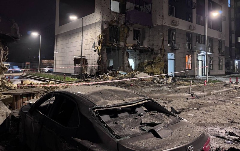 Atac masiv cu rachete și drone la Kiev: rușii au lovit blocuri de locuințe, cel puțin un om a murit și 15 au fost răniți