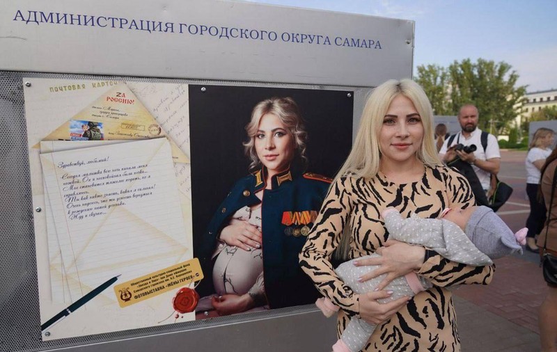 „Femeile eroilor noștri”. Reacția lui Vladimir Putin, după ce a primit cadou un album foto în care apar soțiile militarilor ruși aflați pe frontul din Ucraina
