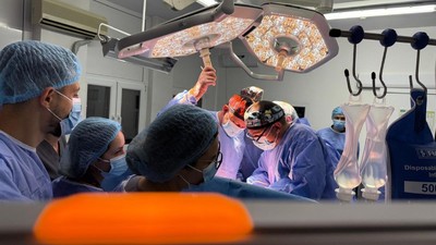 medici-operatie-transplant