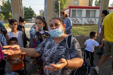 O bunică și-a însoțit nepoții în prima zi la școală