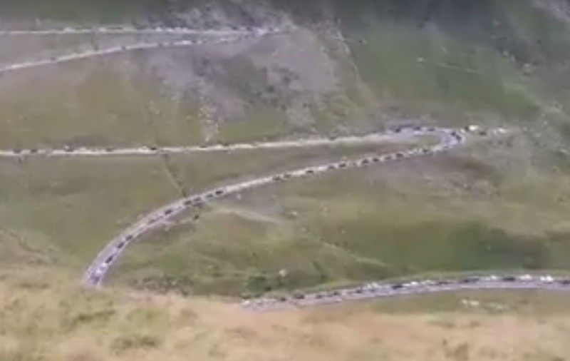 VIDEO/ Cum arată Transfăgărășanul în minivacanța de Sfânta Maria. Cozile s-au întins și pe 5 kilometri