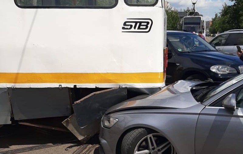 Accident în Bucureşti. Un tramvai a deraiat şi a acroşat o maşină
