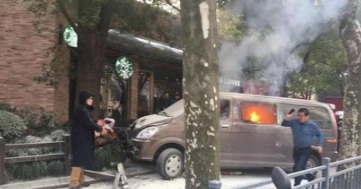 O dubiță în flăcări a intrat în mulțime la Shanghai