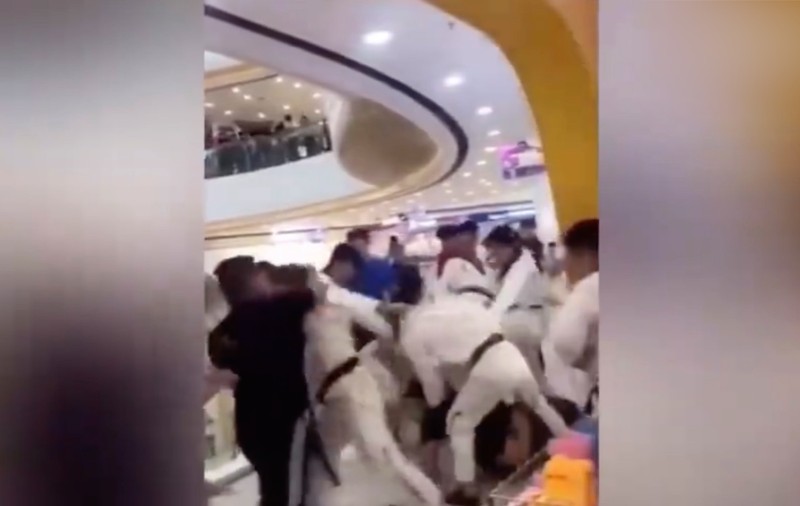 VIDEO | Bătaie între zeci de persoane într-un mall din China. Instructorii de la o sală de gimnastică s-au luptat cu niște antrenori de Taekwondo