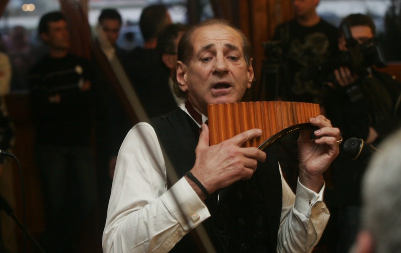EXCLUSIV/ Fani din toată lumea vin în pelerinaj la conacul lui Gheorghe Zamfir. Artistul îi primește acasă!