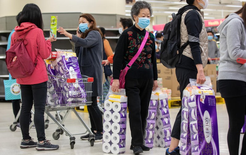 Epidemia de coronavirus schimbă drastic modul prin care chinezii comandă și consumă alimente. Clienții primesc un fel de buletin medical al celor din bucătărie și informații dacă curierii și-au dezinfectat echipamentul