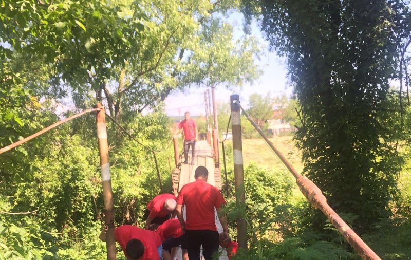 S-a rupt podețul cu voluntarii care făceau campanie electorală! Zece oameni au ajuns la spital