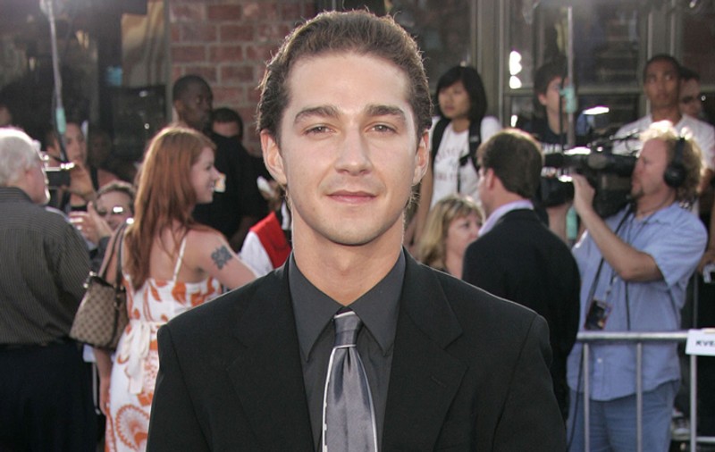 Shia LaBeouf, oprit de poliţişti când încerca să-şi bată un fan