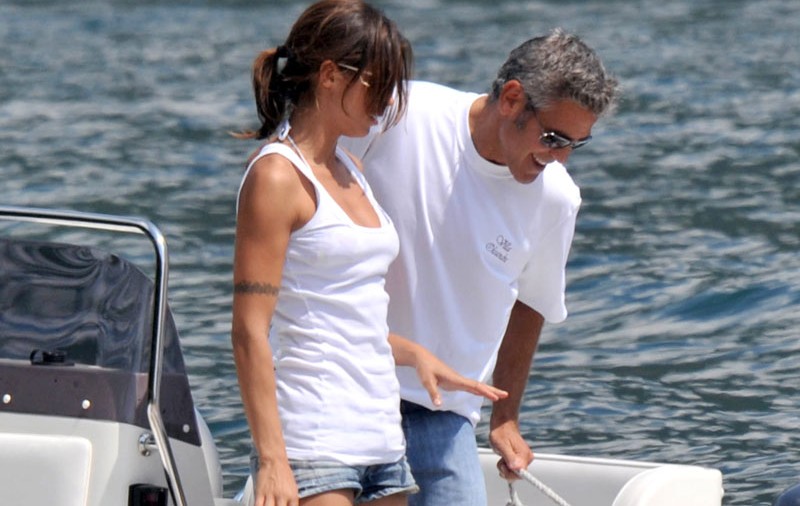 Clooney se amuză: "Mi-am rupt mâna într-o portieră"