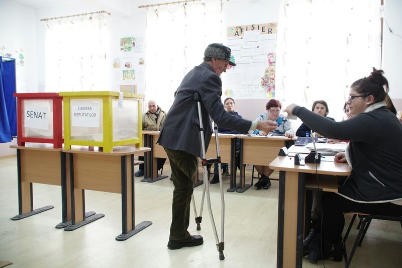 Bărbatul a venit în cârje la secția de votare