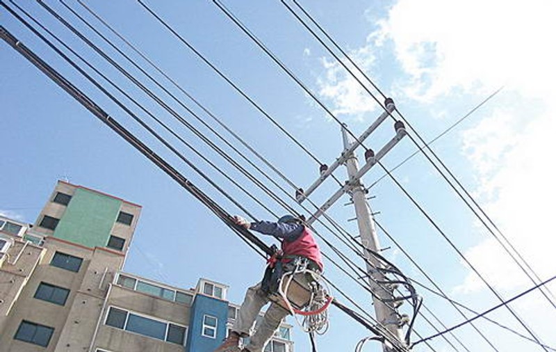 Sute de persoane rămân vineri fără curent electric. Vezi dacă locuiești în zonă