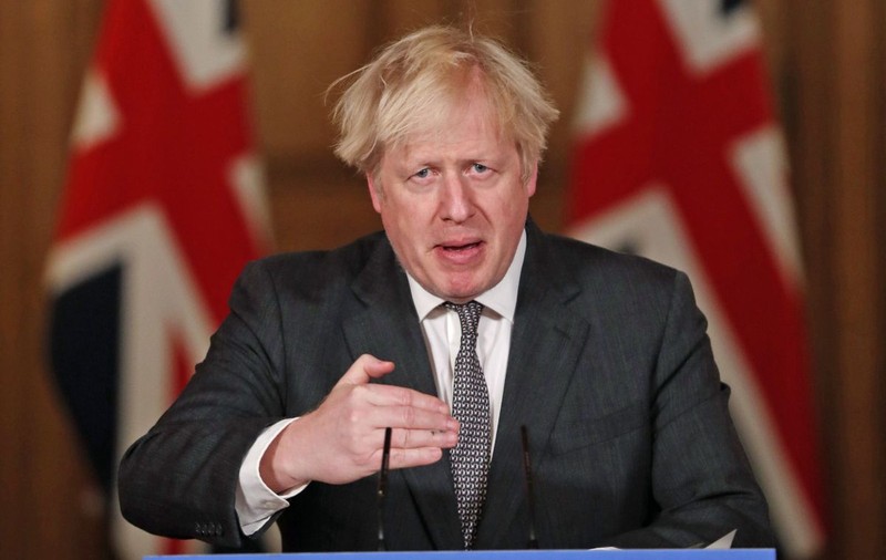 Furie în Marea Britanie, după o fotografie din 2020 cu Boris Johnson, în care ar încălca lockdownul