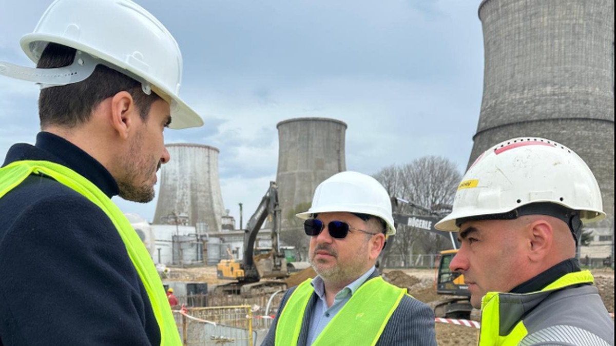 Directorul Termocentrale Constanța, purtând o casă albă pe cap, discută cu doi angajați, martie 2025