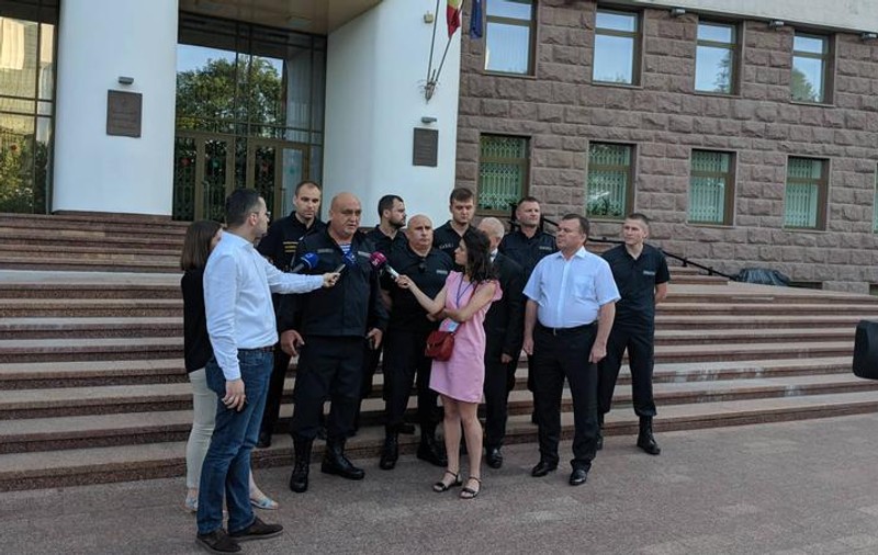 Mai mulți polițiști din Republica Moldova au anunțat că recunosc Guvernul Maia Sandu și se vor subordona noilor șefi din Ministerul de Interne. "Un act de mare curaj, un act de mare demnitate"