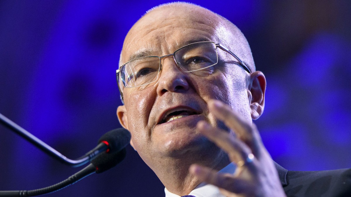 Emil Boc surprins în timp ce vorbește la Consiliul Național PNL din septembrie 2024. Primarul Clujului poartă un sacou, cu o cămașă albă și o cravată albastră