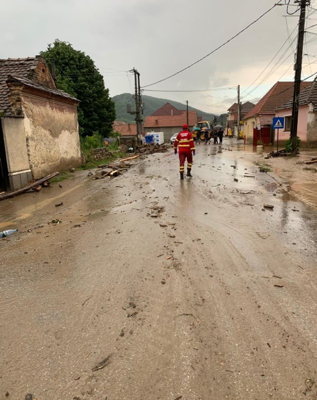 FOTO/ Inundațiile au făcut prăpăd în Alba, cu drumuri blocate de noroaie și mașini răsturnate de viitură. Imaginile dezastrului