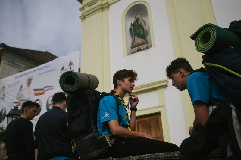 Voluntari odihnidu-se după instructajul făcut de către organizatori cu ocazia vizitei Sanctității Sale Papa Francisc, Câmpia Libertății, Blaj, 1 iunie 2019 © Mircea Reștea / Documentaria.