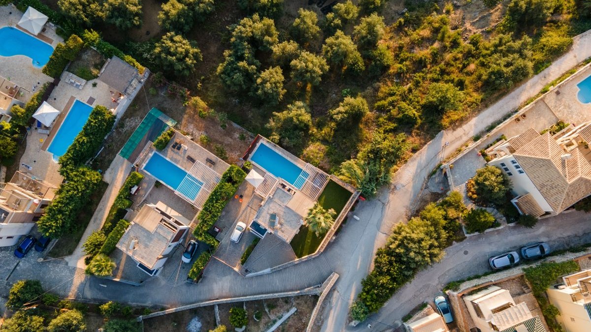 Vedere aeriană a caselor rezidențiale scumpe din orășelul insular Syvota, Grecia.