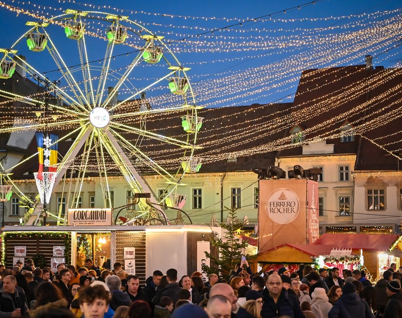 Târgul de Crăciun Sibiu 2025. Peste 100 de căsuțe cu delicii gastronomice, o roată panoramică de 22 de metri și Atelierul lui Moș Crăciun vă așteaptă în centrul orașului
