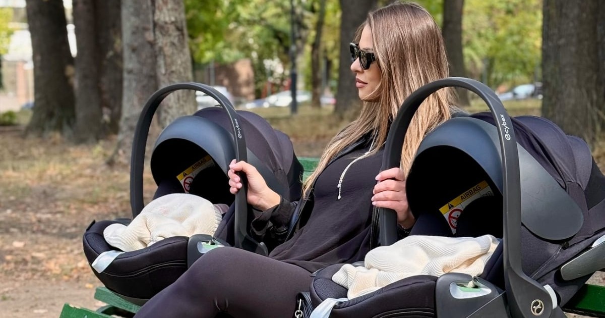 Roxana Nemeș, în parc cu gemenii ei
