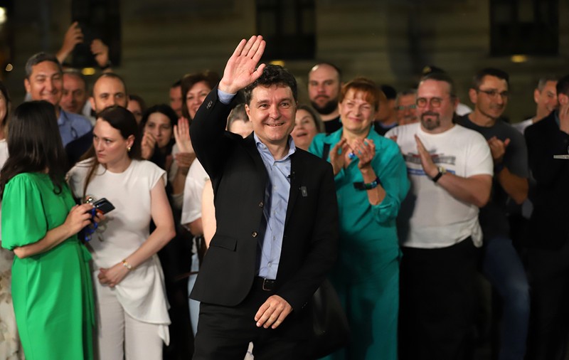 REPORTAJ Noaptea prin București când Nicușor a devenit Nicu. Alături de edilul Capitalei, în mijlocul voluntarilor și al bucureștenilor ieșiți pe răcoare la plimbare