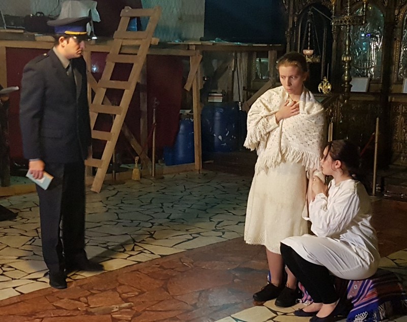 ”Osânda cărților” s-a jucat la biserică. Mărturii cutremurătoare despre viața unui deținut la Aiud/FOTO