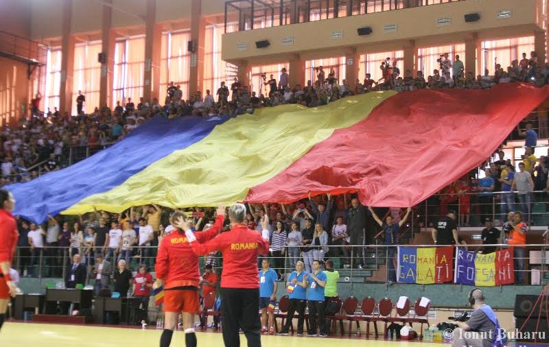 Handbalistele au pierdut, dar nemțenii s-au bătut pe tricourile lor. Eliza Buceschi s-a accidentat