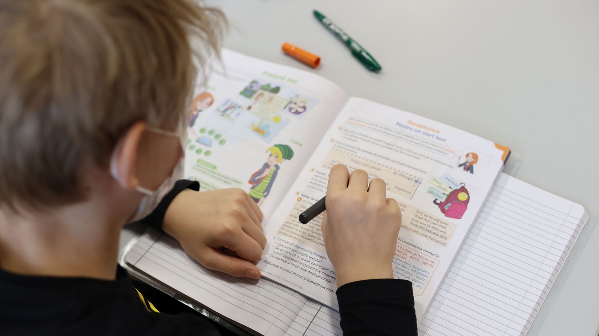 Copii participa la cursuri, la Colegiul National Banatean din Timisoara. Elevi din clasele primare si gradinite s-au intors in salile de curs, ca urmare a deciziei guvernului de a redeschide scolile, chiar daca o mare parte a restrictiilor privind limitarea infectarilor cu COVID-19 raman in vigoare, luni, 8 februarie 2021. Foto Hepta
