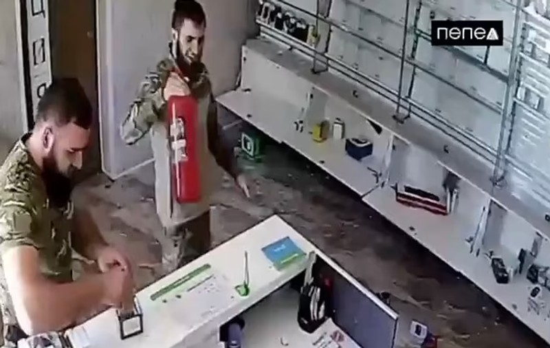 Soldații ruși, filmați când jefuiesc un magazin de telefoane mobile, în timpul incursiunii ucrainene din regiunea Kursk | VIDEO