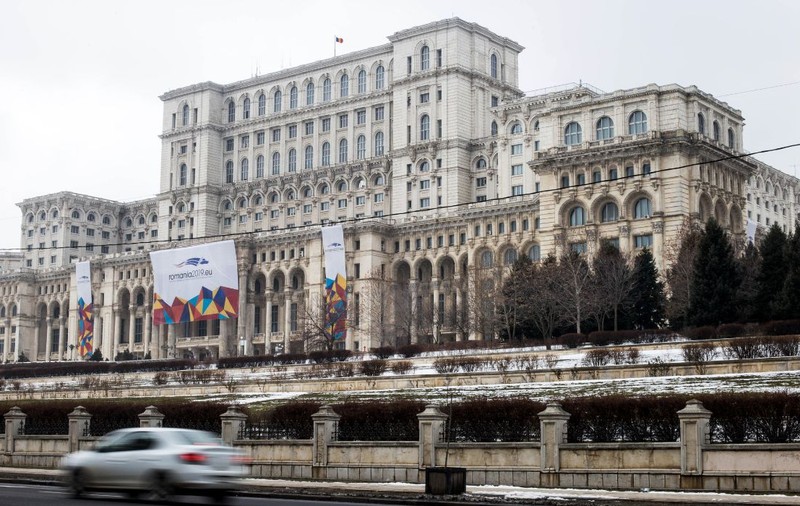 Funcționarii din Senat cer demontarea antenelor de pe clădirea Parlamentului, pentru că ar fi cancerigene. Guvernul Bolojan le-a tăiat sporul de antenă