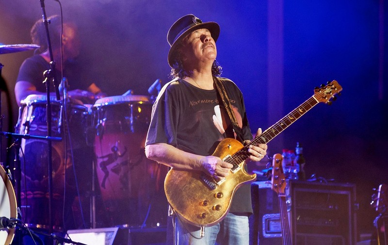 VIDEO | Carlos Santana a leșinat pe scenă în timpul unui concert. Legendarul chitarist a fost transportat la spital