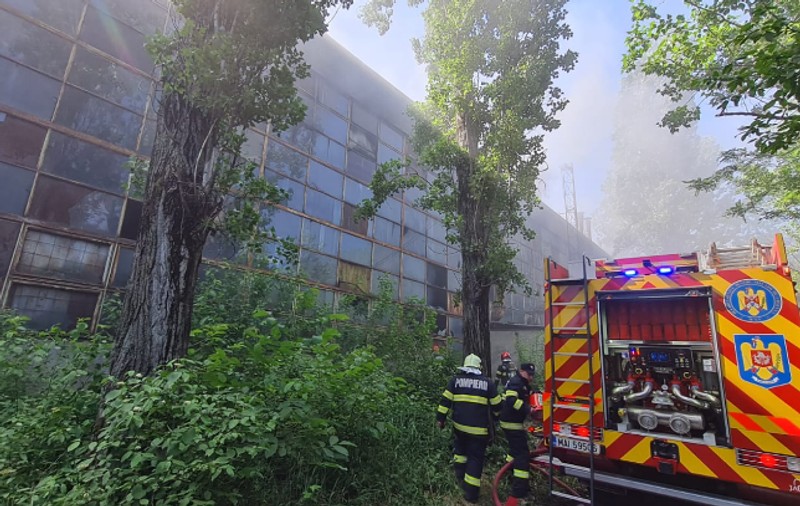 Incendiu puternic la o hală din Ploiești. Mesaj Ro-Alert, emis din cauza degajărilor mari de fum. VIDEO