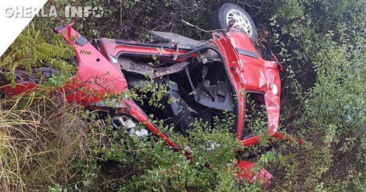 Trei tineri au murit și doi au fost răniți, în județul Cluj. Autoturismul Peugeot, răsturnat după impactul cu un Audi, în Huedin, județul Cluj
